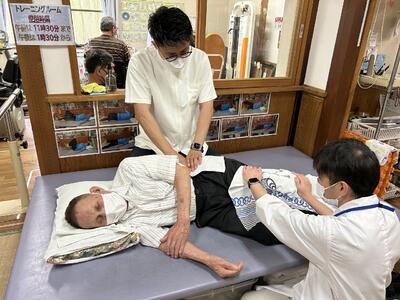 職員と一緒に施術