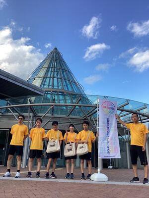 会場前で選手6名（開会式前日）