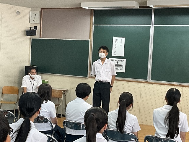 北高生を前にで本校の学校紹介をしている写真