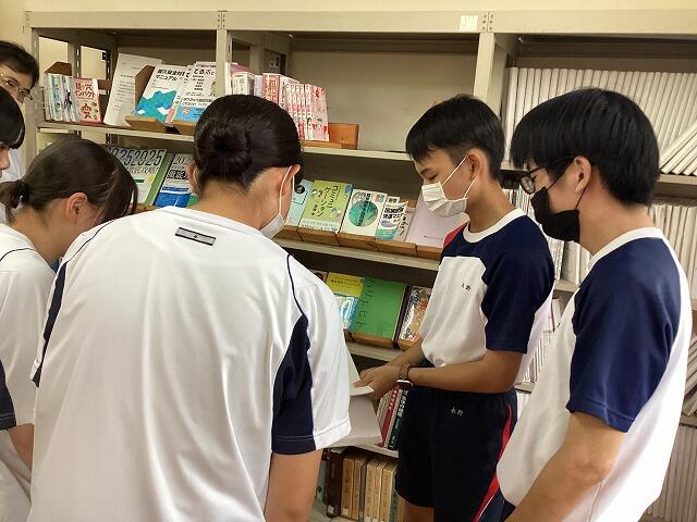 図書室で点字図書を紹介中