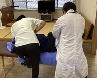 担当教諭と丁寧に施術している様子