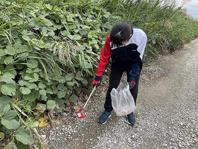 河川敷沿いにはお菓子のゴミが落ちていました