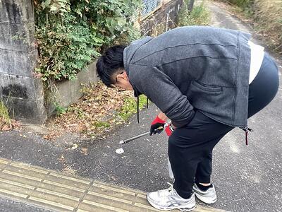 点字ブロック沿いに大きな紙ごみが落ちていました