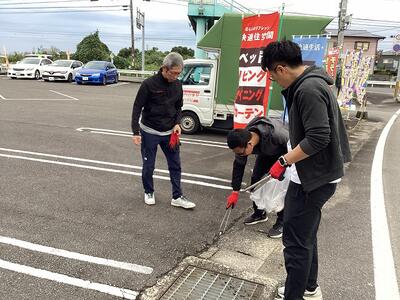 道路の隙間にはたばこ吸い殻が挟まっていました