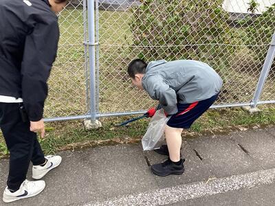 運動場のフェンス沿いには風で飛ばされたプラゴミがありました