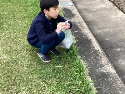 寄宿舎の中庭には紙ごみが落ちていました