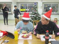 サンタの帽子をかぶり、仲良くケーキをたべる