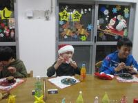 小６、初めてのお楽しみ会参加、楽しみにしていたケーキを食べる