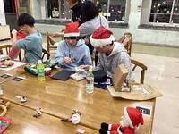 サンタさんからプレゼントをもらいました。友達と見せ合いっこをしています