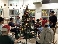 ツリーを囲み、音楽に合わせてプレゼント交換をしました。