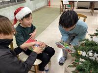 クリスマスカードには墨字と点字どちらでも読めるようになっていました。メリークリスマス！