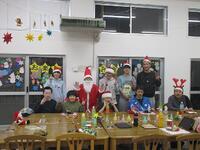 スペシャルゲストのサンタさんと一緒に記念撮影。