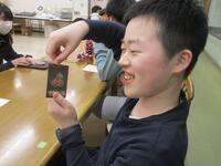 あえてリーダーに気づかれないように遠まわしに答えたりする策士もいました。自分のカードを見てほくそ笑む様子。