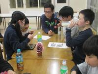 棟が違って普段話さないメンバーとも会話を楽しむ姿が見られました。舎での楽しかったことをそれぞれ話している様子。