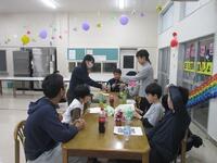 高等部一年生から中学部三年生へメッセージと記念品を渡しました。違う学校へ進学する後輩への先輩からのアドバイスとエールを送っていました。