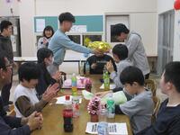 高等部専攻科生より、高等部普通科三年生へメッセージと記念品を渡しました。一緒にフロアバレーをしたこと、大会に一緒に出場が出来たことについて熱い思いを伝えてくれました。