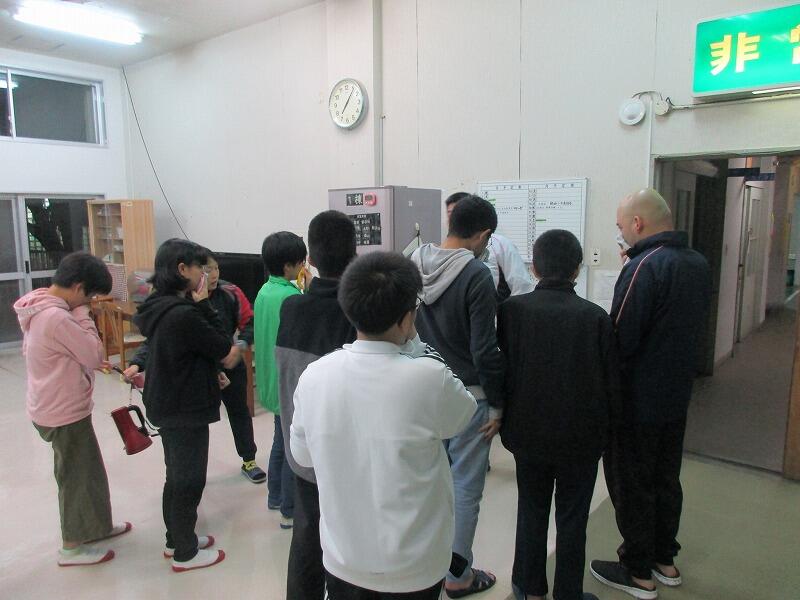 食堂で待機している様子