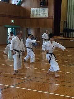 空手のかたをれんしゅうしている様子です