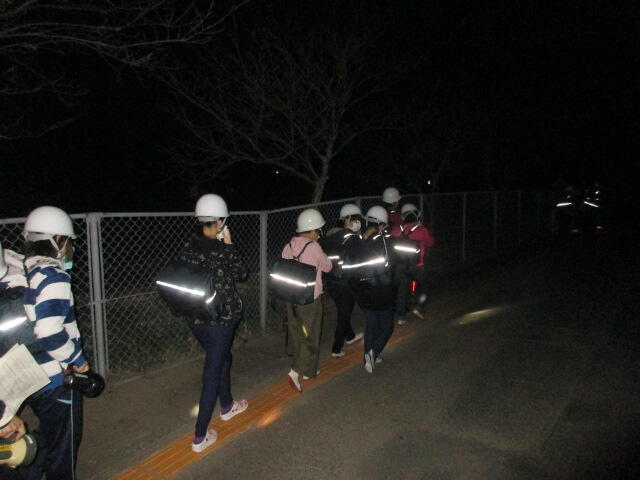 運動場まで避難している様子