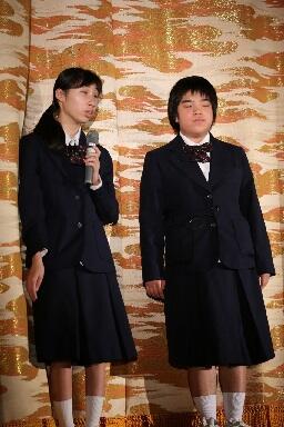 文化祭で修学旅行の発表をしました。MCの二人がステージで話をしている写真です。