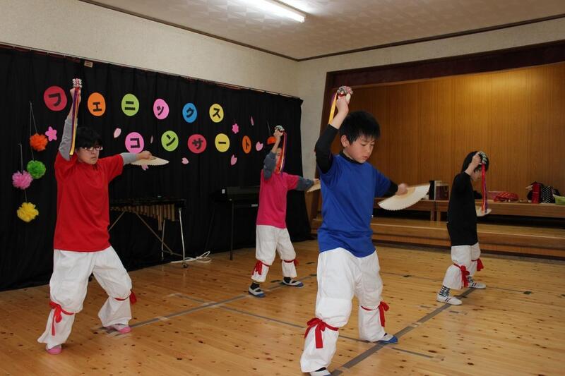 神楽を踊っている様子