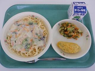クリームスパゲティ　ほうれん草オムレツ　ブロッコリーのサラダ　牛乳