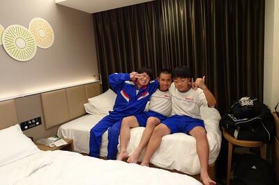 ホテルの部屋にて