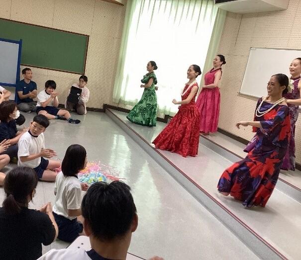 フラダンスをみんな楽しんでます