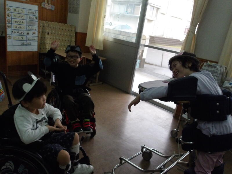 動物の耳ができて、クラスの友達と見せ合いっこ