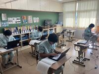 試験を受けている様子です。