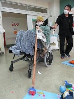 長い棒の先に絵の具を付けて絵を描いたよ