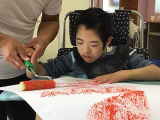 ローラーで色塗り