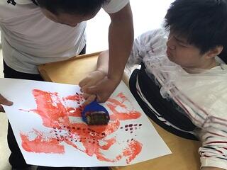 ローラーで色塗り