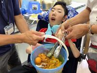 染色液に布を浸している様子