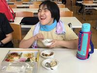 お弁当を食べている様子