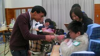 チャド先生と握手