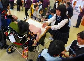 交流行事「ハンディングハンド」の曲に合わせて握手