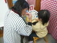 幼稚部の先生と一緒に、朝の活動