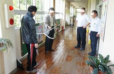 「さすまた」は正面から使うものではありません。不審者と正面から出喰わしたら、あくまでも距離を取る道具として使ってください。