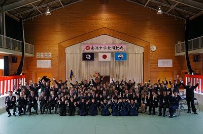 みんなでお祝い　体育館で集合写真