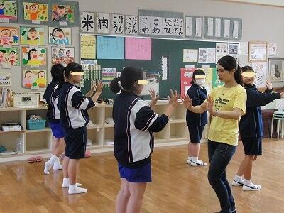 手のひらを上に向けて、指先をピーンと張れば…