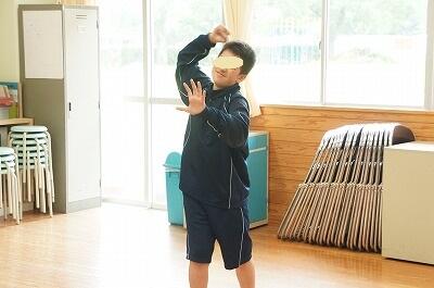 見えない壁に閉じ込められ…