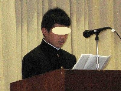 新学期の抱負を述べる男子生徒。
