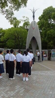 原爆の子の像の前で平和集会を行う修学旅行団一同。