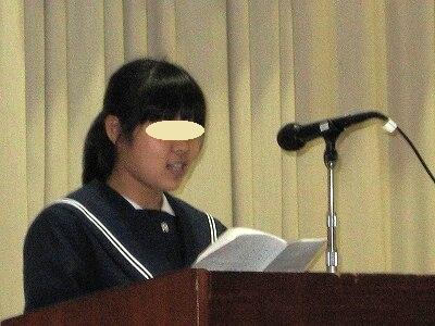 新学期の抱負を述べる女子生徒。