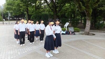 「平和宣言」を読み上げ、誓いを立てる生徒一同。