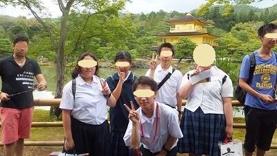 金閣寺を背景に記念撮影（１班）。
