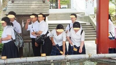 お参りの作法は…？ 手水舎（てみずや）で口と手を清めてからお参りします。