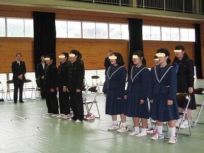 本年度への願いを込めて校歌を歌いました。