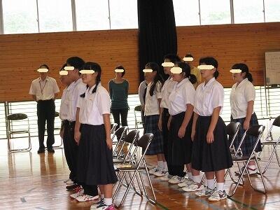 決意を新たに校歌を歌います。